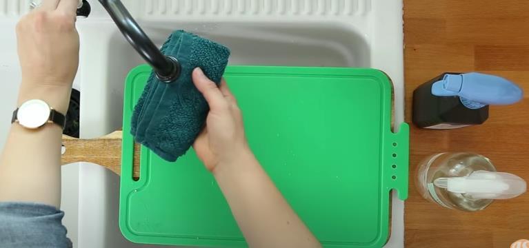 how to get onion smell off cutting board