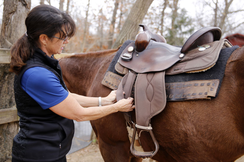 tie a leather knot on a saddle
