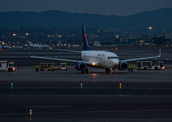 delta flight dl275 diverted lax: Passenger Experiences and Reactions